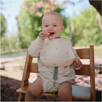 Babador De Silicone Infantil Mushie Pink Flowers - Fácil de Limpar