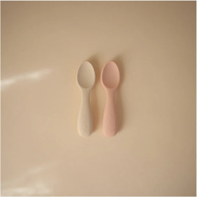 Kit de Colheres Para Bebês Mushie Blush e Shifting Sand - Projetado Para Mãos Pequenas