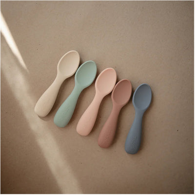Kit de Colheres Para Bebês Mushie Blush e Shifting Sand - Silicone Macio e Seguro